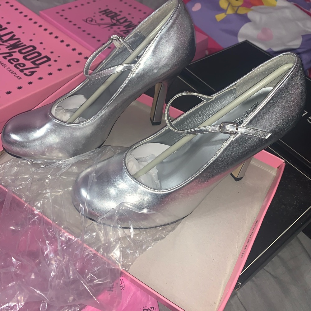 No silver heels never been worn